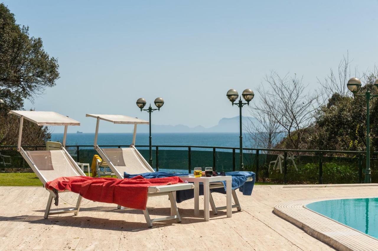 Holiday Family - Big On The Swimming Pool In Front Of Capri * Napoli