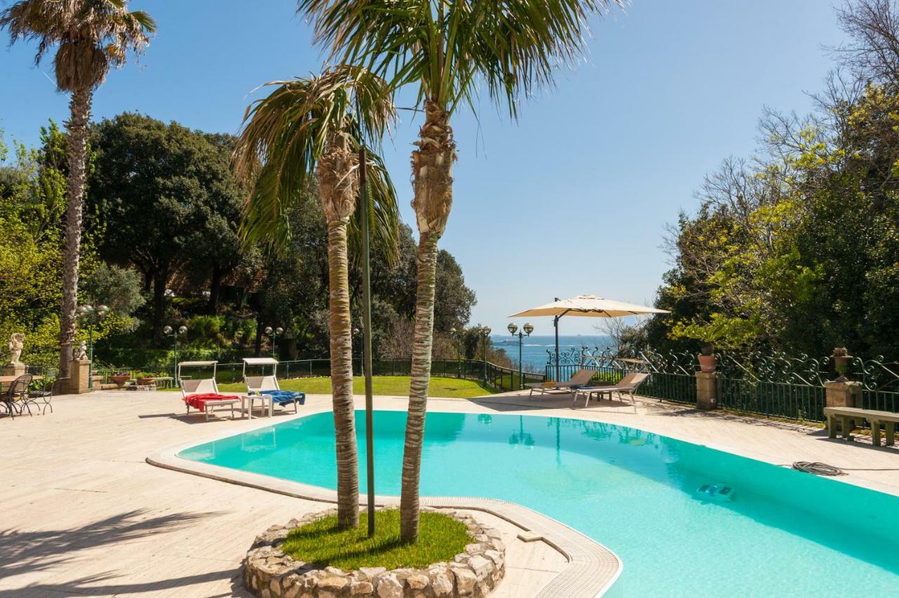 Holiday Family - Big On The Swimming Pool In Front Of Capri * Napoli