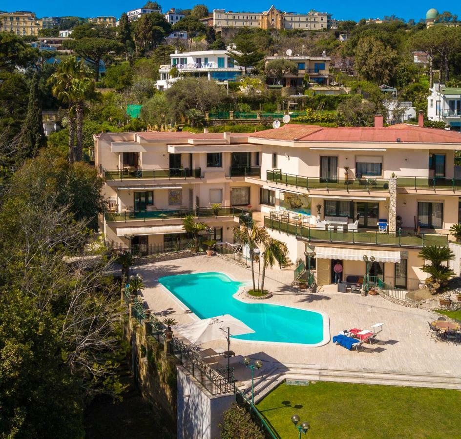 Holiday Family - Big On The Swimming Pool In Front Of Capri * Napoli